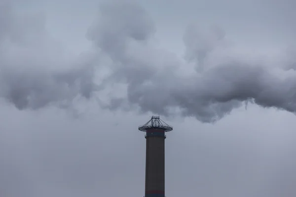 Industrielandschaft mit Rauch aus Kohlekraftwerk — Stockfoto