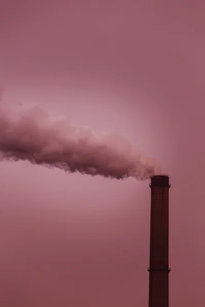 Paisajes industriales con humo de la central eléctrica de carbón —  Fotos de Stock