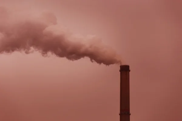 Paesaggio industriale con fumo dalla centrale a carbone — Foto Stock