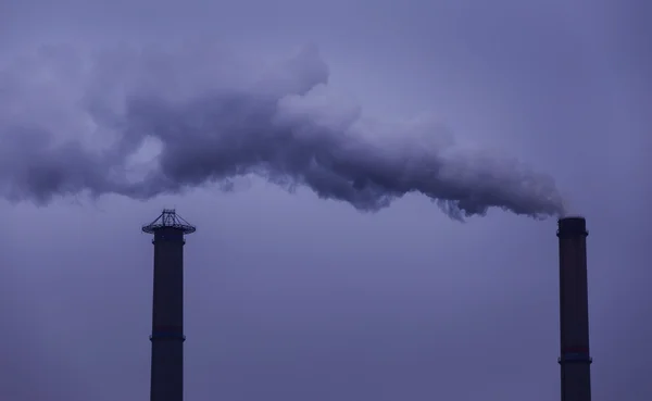 Промышленные пейзажи с дымом от угольной электростанции — стоковое фото