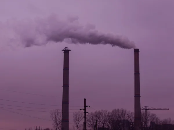 Cenário industrial com fumaça de usina de carvão — Fotografia de Stock