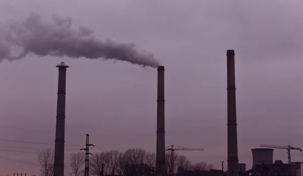 Paisajes industriales con humo de la central eléctrica de carbón —  Fotos de Stock