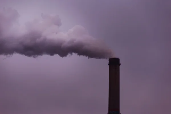 Industriële landschap met rook van kolencentrale — Stockfoto