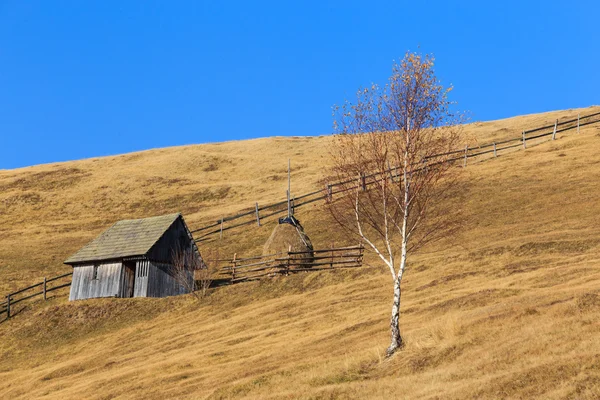 Осінні пейзажі в сільській місцевості в горах — стокове фото