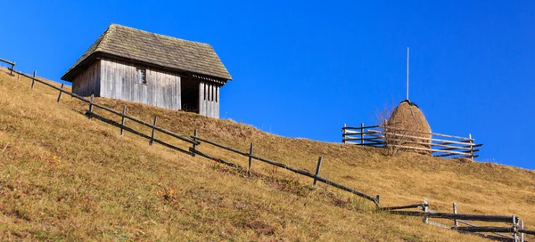 Höstens landskap i landsbygdsområde i bergen — Stockfoto