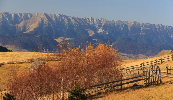 Herbstlandschaft im ländlichen Raum in Transsilvanien — Stockfoto