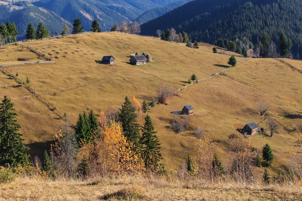 Herbstliche Landschaft im ländlichen Raum in den Bergen — Stockfoto