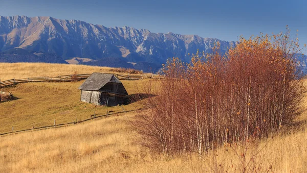 Herbstliche Landschaft im ländlichen Raum in den Bergen — Stockfoto