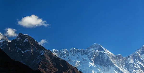 Paisagem montanhosa no Himalaia — Fotografia de Stock