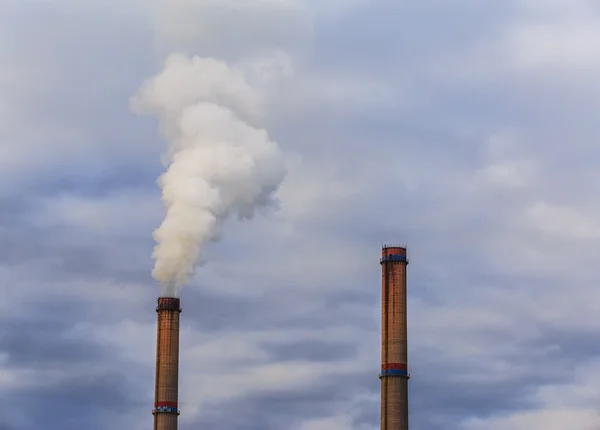 Промышленные пейзажи со штабелями угольных электростанций и дымом — стоковое фото