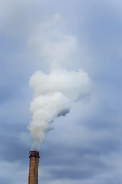 Cenário industrial com pilhas de carvão e fumaça — Fotografia de Stock