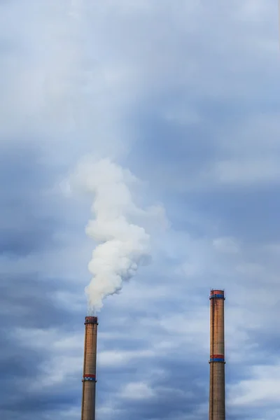 Paisaje industrial con pilas de carbón y humo — Foto de Stock