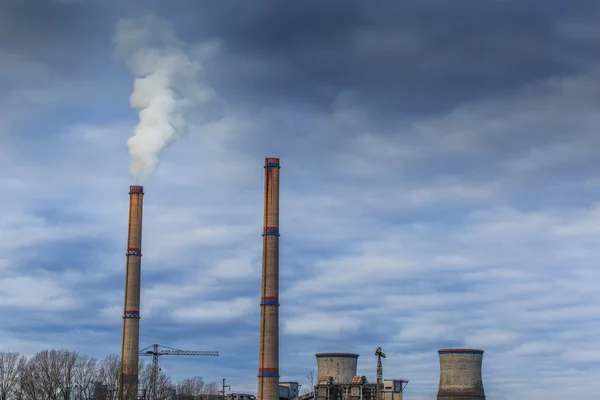 Paisaje industrial con pilas de carbón y humo — Foto de Stock