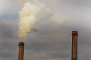 Bitki yığınlar ve duman kömür ile endüstriyel sahne by