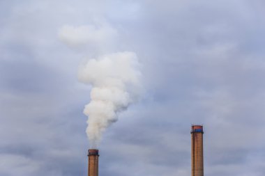 Bitki yığınlar ve duman kömür ile endüstriyel sahne by