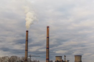 Bitki yığınlar ve duman kömür ile endüstriyel sahne by