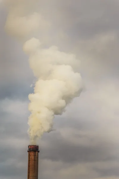 Industriella landskap med kol drivs anläggningen stackar och rök — Stockfoto