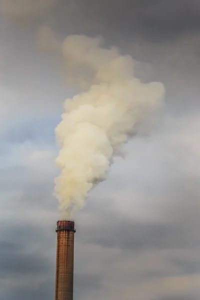 Industriële landschap met kolen aangedreven plant stapels en rook — Stockfoto