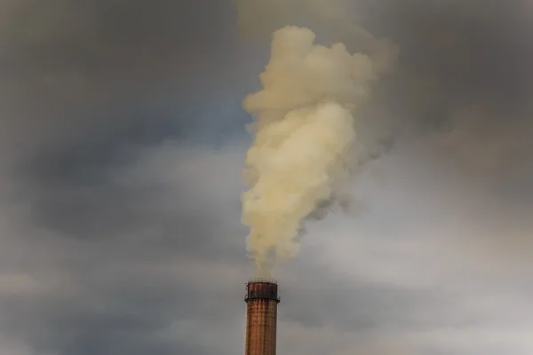 Cenário industrial com pilhas de carvão e fumaça — Fotografia de Stock