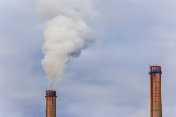 Bitki yığınlar ve duman kömür ile endüstriyel sahne by — Stok fotoğraf