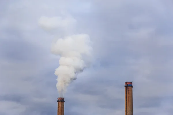 Cenário industrial com pilhas de carvão e fumaça — Fotografia de Stock