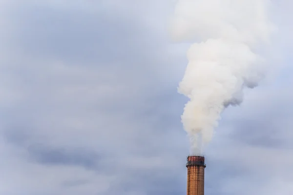 Cenário industrial com pilhas de carvão e fumaça — Fotografia de Stock