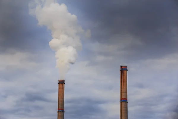 燃煤电厂产生的烟雾 — 图库照片