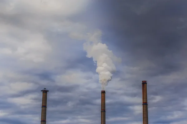 Humo procedente de una central de carbón — Foto de Stock