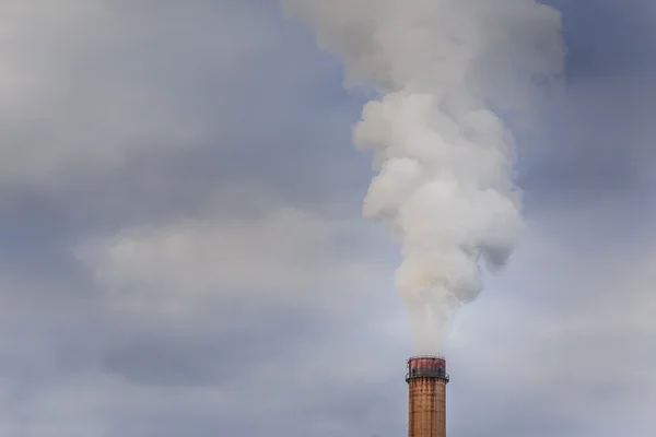 燃煤电厂产生的烟雾 — 图库照片