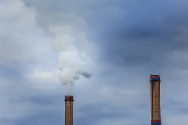 Smoke from coal-powered plant — Stock Photo, Image