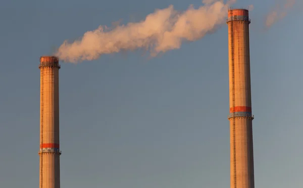 Industriële landschap met rook van kolen aangedreven plant — Stockfoto
