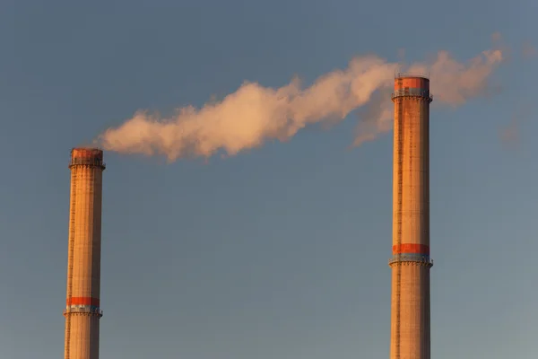 Cenário industrial com fumaça de usina movida a carvão — Fotografia de Stock