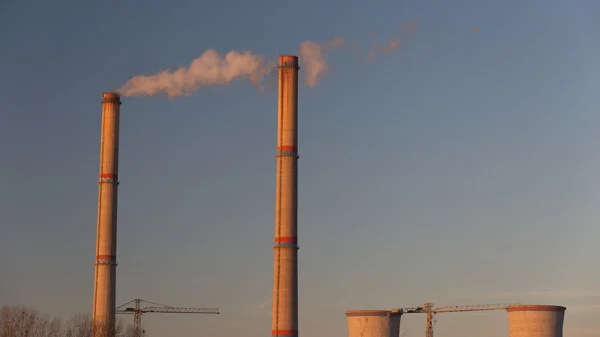 Paisajes industriales con humo procedente de centrales eléctricas de carbón —  Fotos de Stock