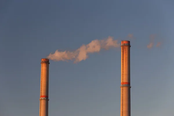 Промышленные пейзажи с дымом от угольной электростанции — стоковое фото
