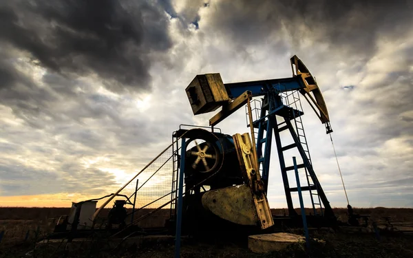 Industrieller Öl- und Gasbrunnen — Stockfoto