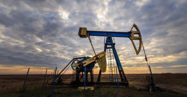 Çalışma petrol ve gaz de günbatımı gökyüzü üzerinde profilli