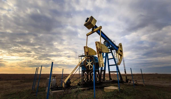 Çalışma petrol ve gaz de günbatımı gökyüzü üzerinde profilli — Stok fotoğraf