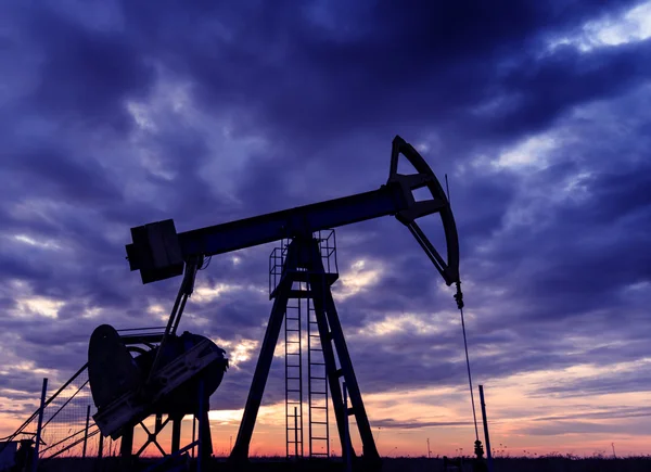 Endüstriyel petrol ve doğal gaz iyi pompa gün batımında