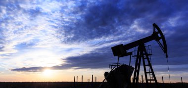 Endüstriyel petrol ve doğal gaz iyi pompa gün batımında
