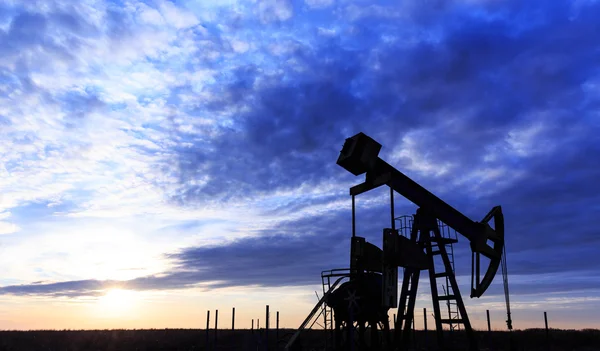 Bomba de pozo de petróleo y gas industrial al atardecer — Foto de Stock