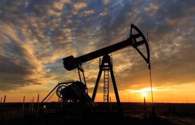 Endüstriyel petrol ve doğal gaz iyi pompa gün batımında