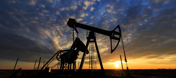 Промисловий нафтогазовий насос на заході сонця — стокове фото