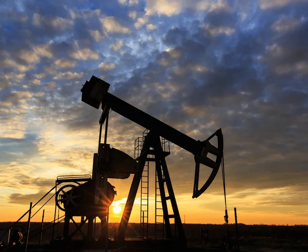 Industrial oil and gas well pump at sunset — Stock Photo, Image