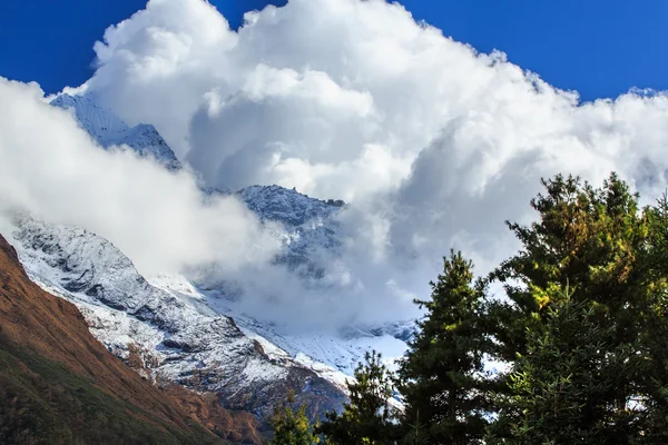 Alpine landschap in de Himalaya — Stockfoto