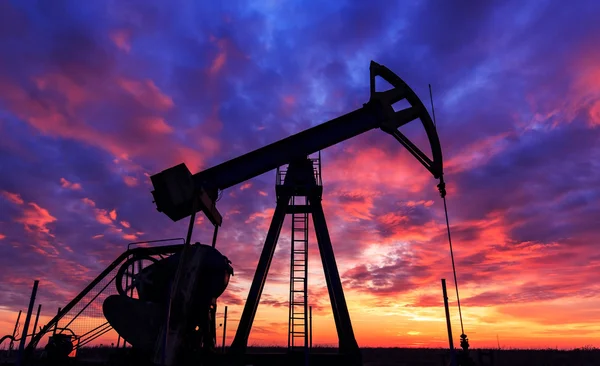 Industrieller Öl- und Gasbrunnen — Stockfoto