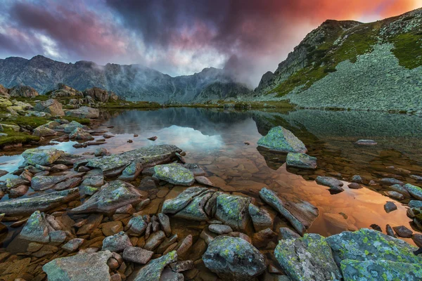 Sunset on mountain lake — Stock Photo, Image