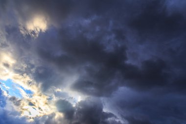 Akşam gökyüzü üzerinde karanlık fırtına bulutları