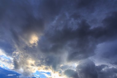 Akşam gökyüzü üzerinde karanlık fırtına bulutları