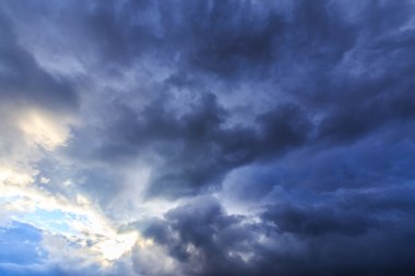 Akşam gökyüzü üzerinde karanlık fırtına bulutları