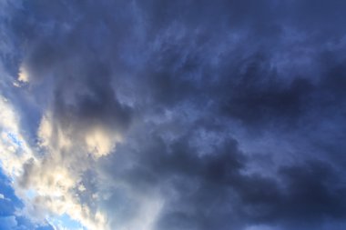 Akşam gökyüzü üzerinde karanlık fırtına bulutları